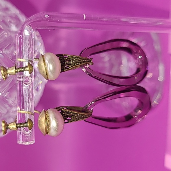 Vintage screw on dangle earring gold tone with purple color and faux pearl - Picture 3 of 7